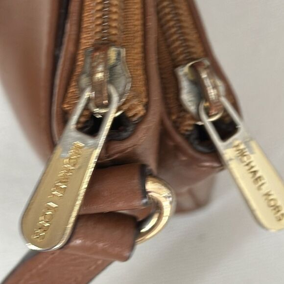 Michael Kors MK Crossbody Brown Leather Gold Hardware button/zip close - Picture 8 of 12